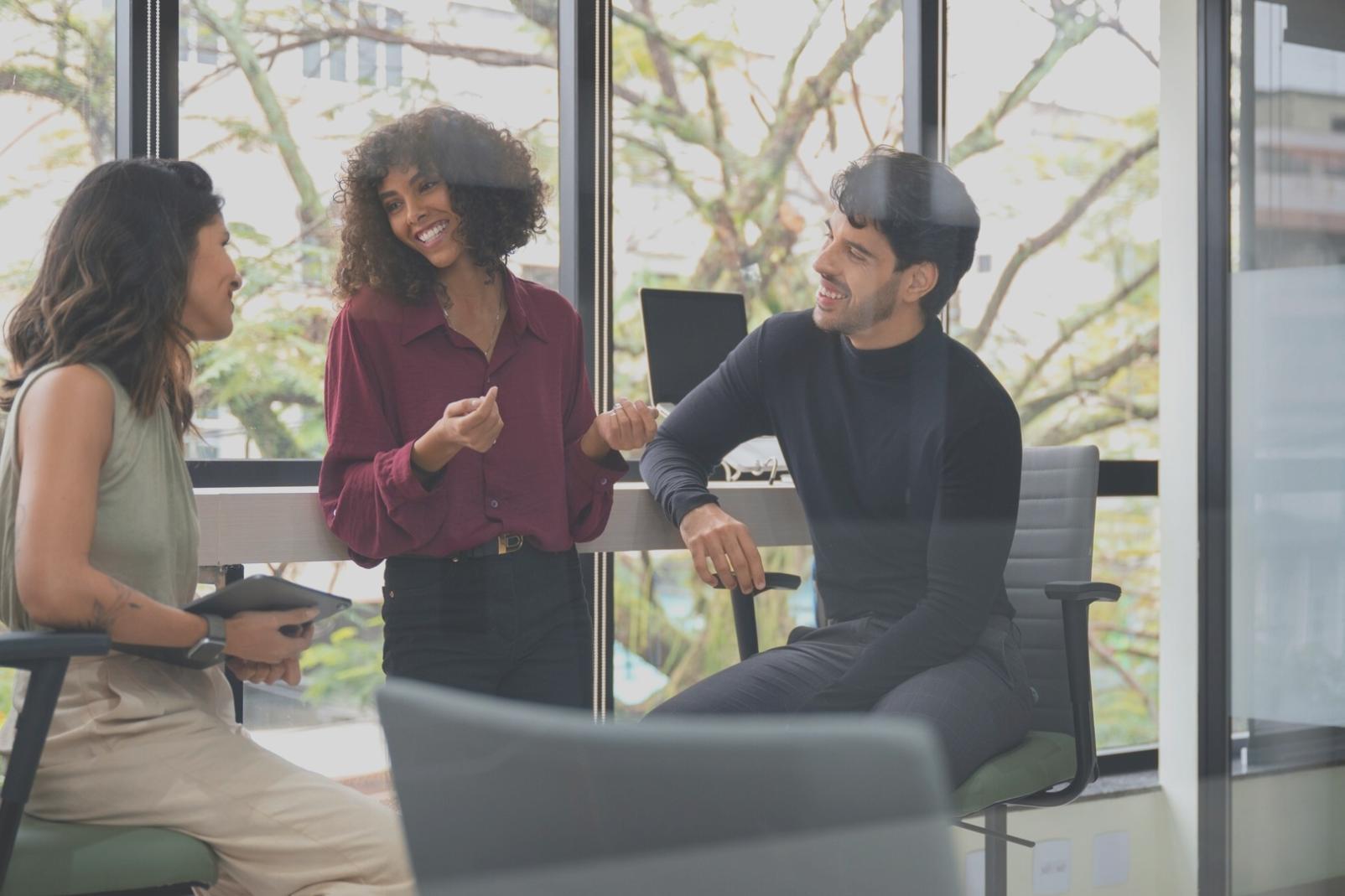Diverse Lerngruppe bei der gemeinsamen Finanzanalyse